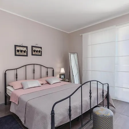 Cozy In Barbat With House Sea View